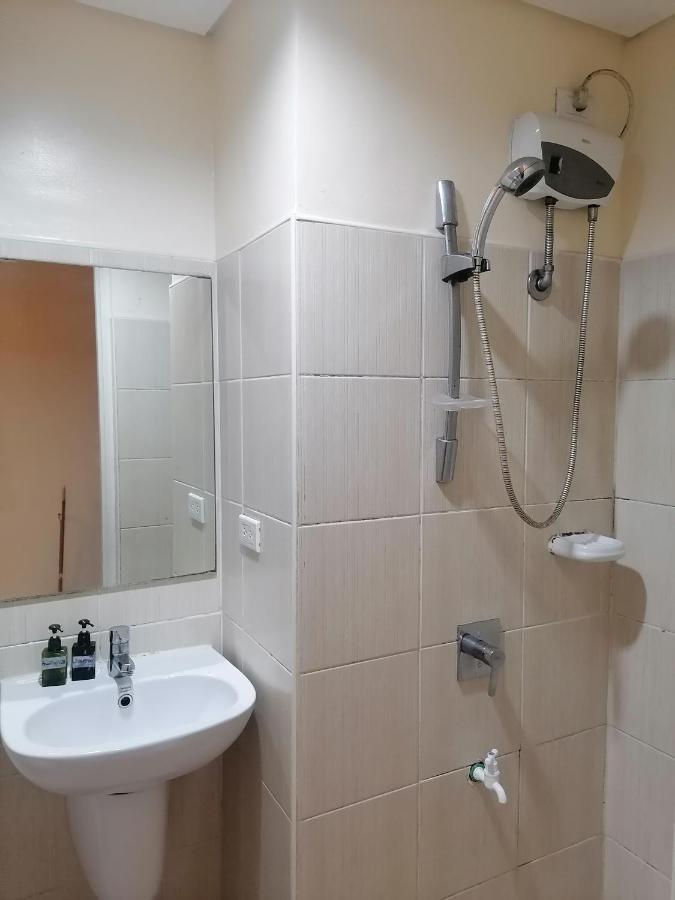 Snugglepod Condotel - Grand Riviera Suites, Us Embassy Manila, Roxas Blvd Exterior photo