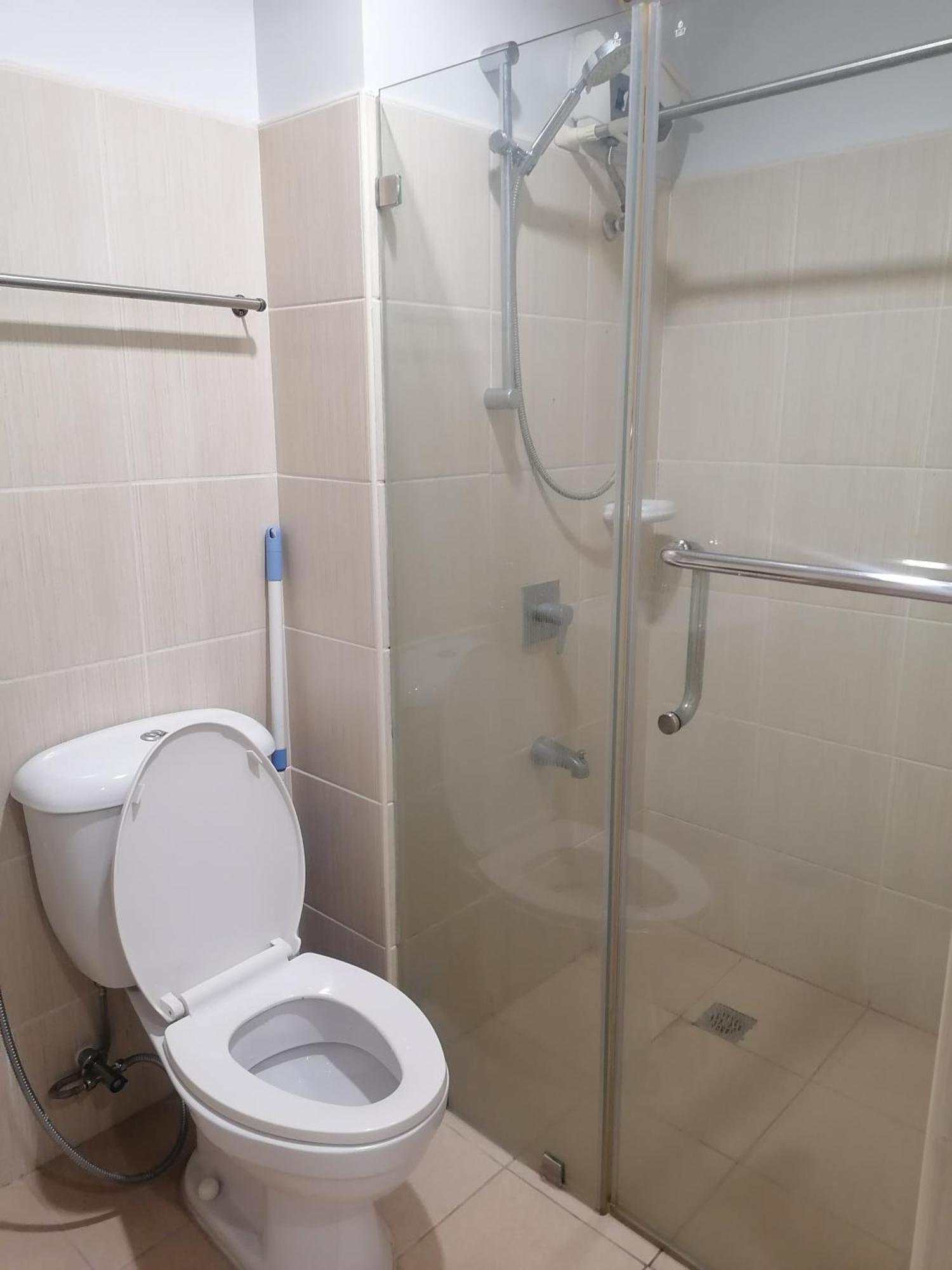 Snugglepod Condotel - Grand Riviera Suites, Us Embassy Manila, Roxas Blvd Exterior photo