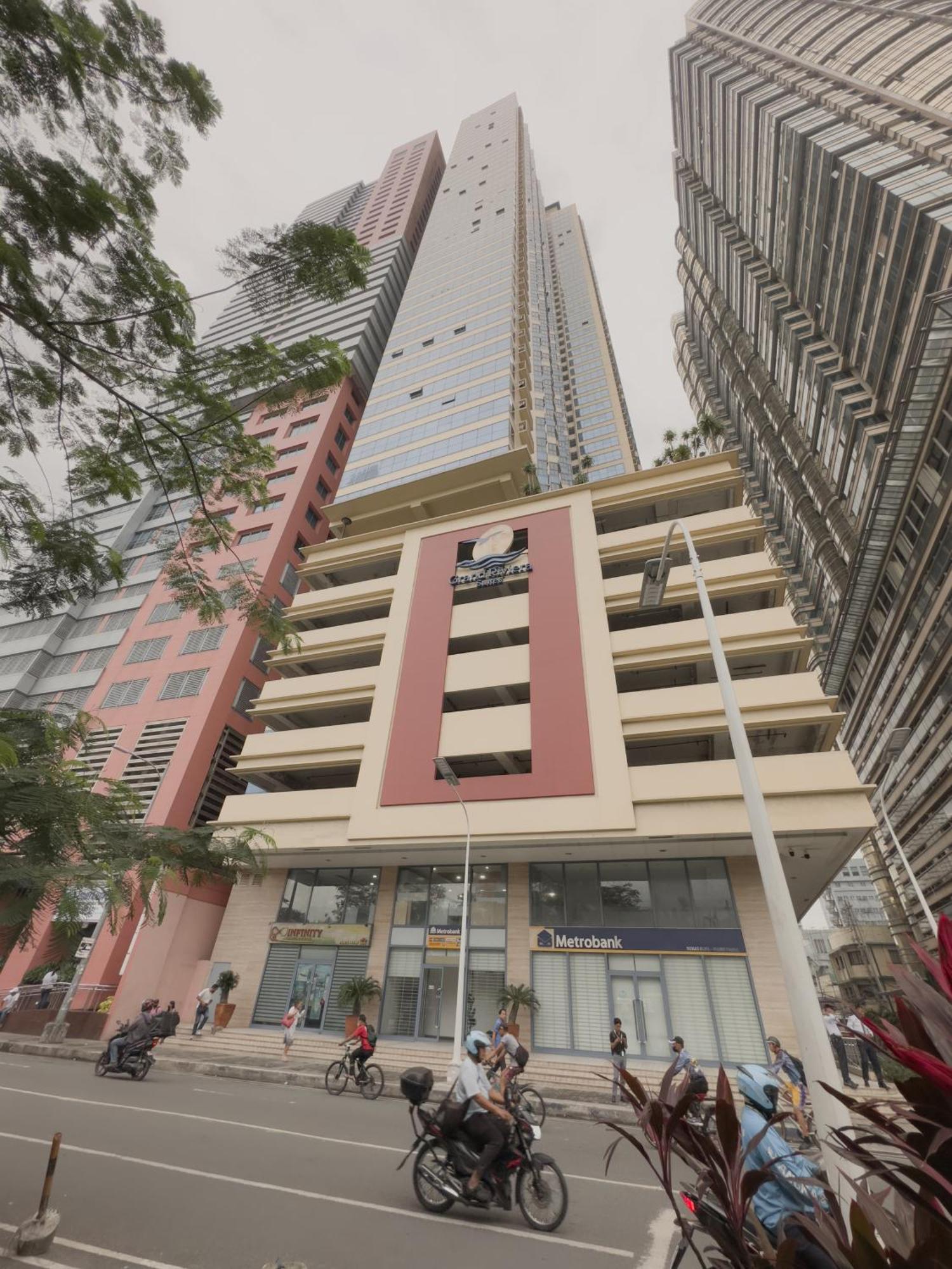 Snugglepod Condotel - Grand Riviera Suites, Us Embassy Manila, Roxas Blvd Exterior photo