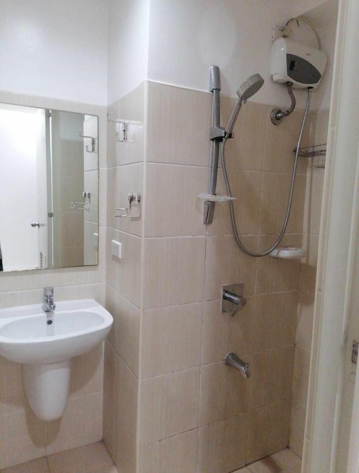 Snugglepod Condotel - Grand Riviera Suites, Us Embassy Manila, Roxas Blvd Exterior photo