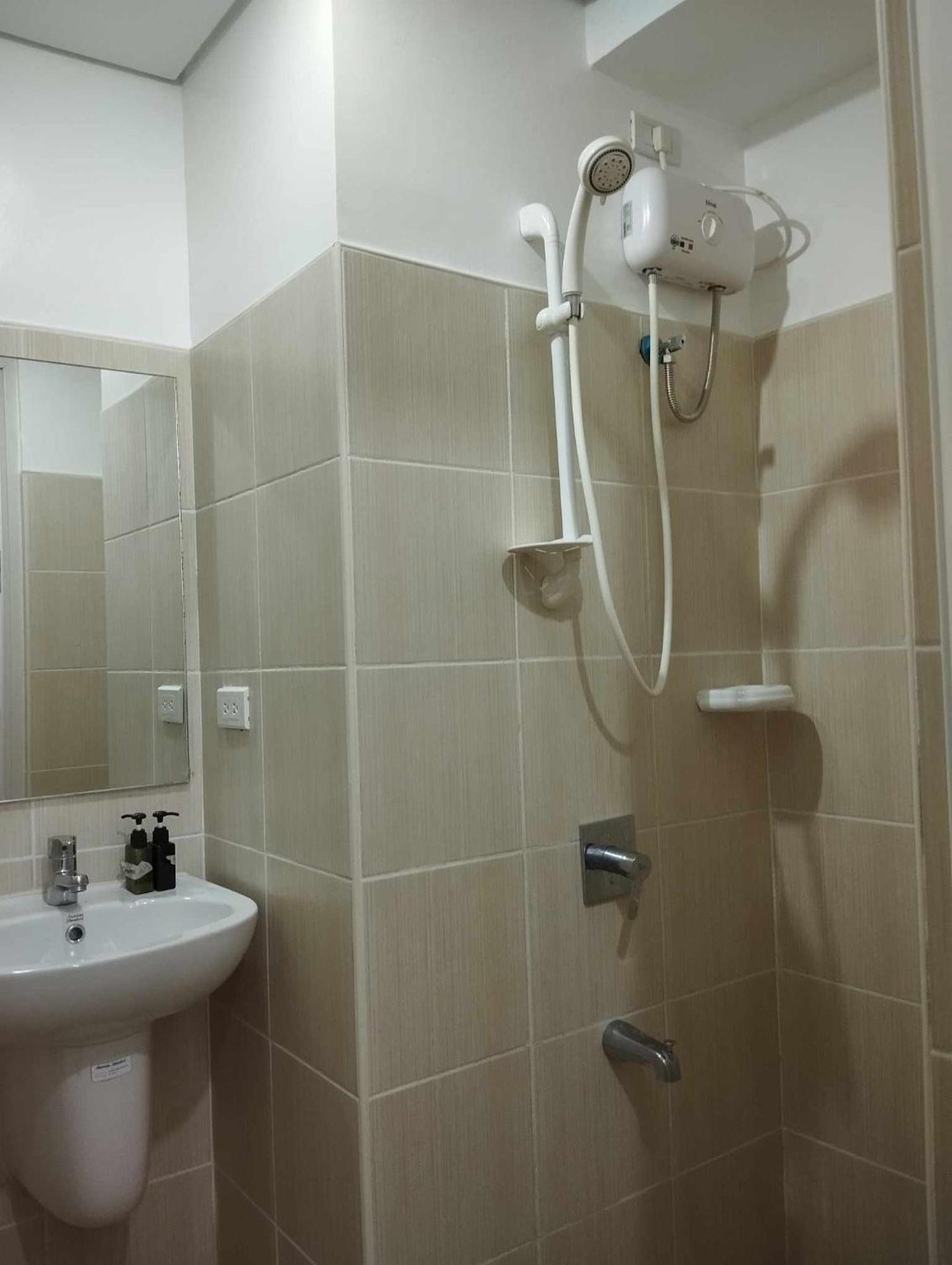 Snugglepod Condotel - Grand Riviera Suites, Us Embassy Manila, Roxas Blvd Exterior photo