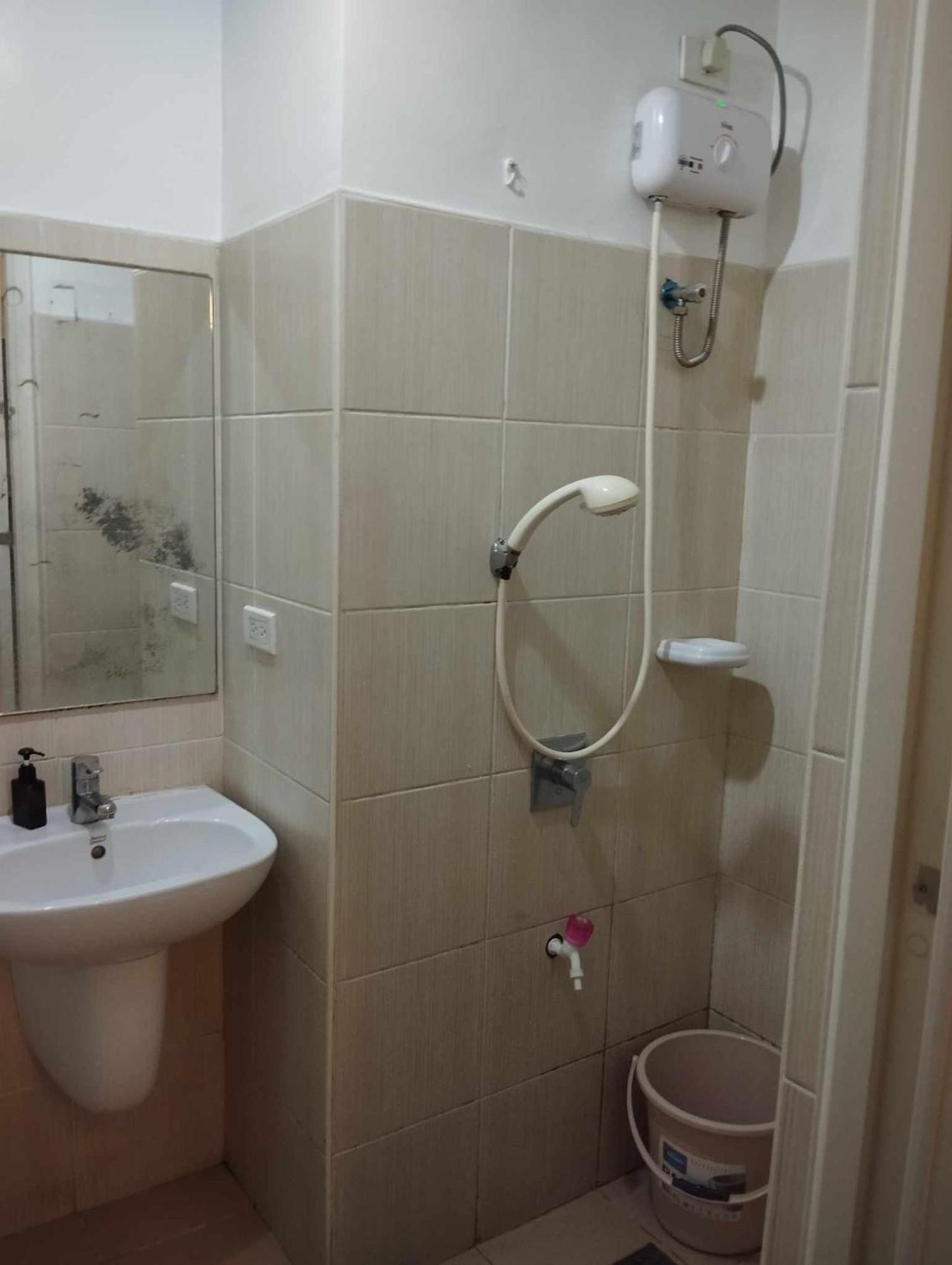 Snugglepod Condotel - Grand Riviera Suites, Us Embassy Manila, Roxas Blvd Exterior photo