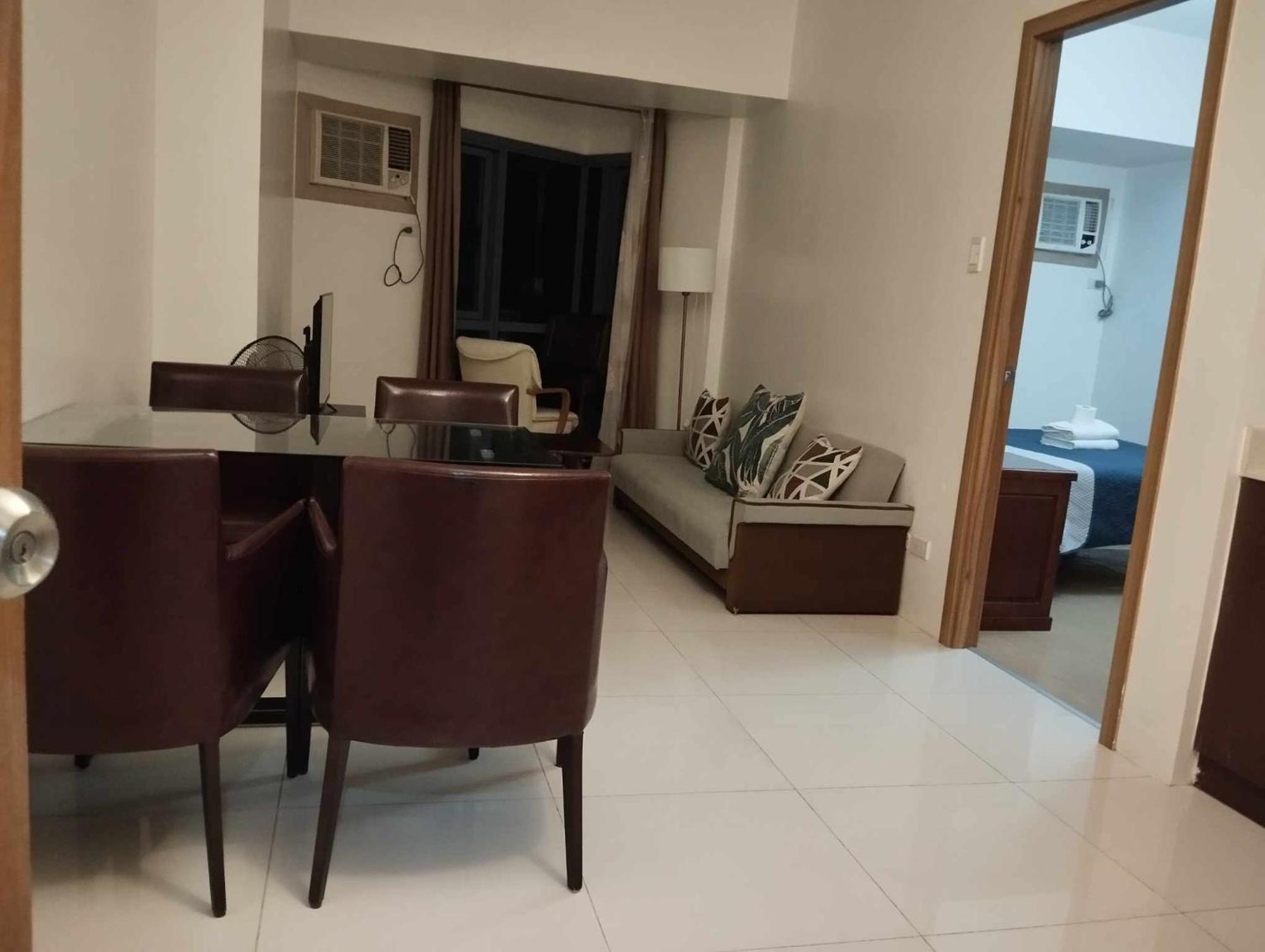 Snugglepod Condotel - Grand Riviera Suites, Us Embassy Manila, Roxas Blvd Exterior photo